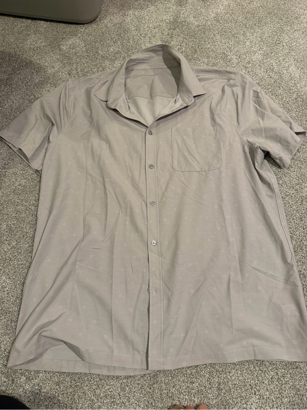 Vuori Men's Short-Sleeve Button-Up Shirt in Light Gray